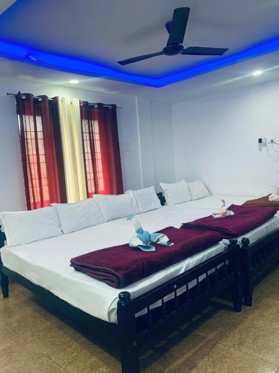 Postel nebo postele na pokoji v ubytování Deluxe Residency