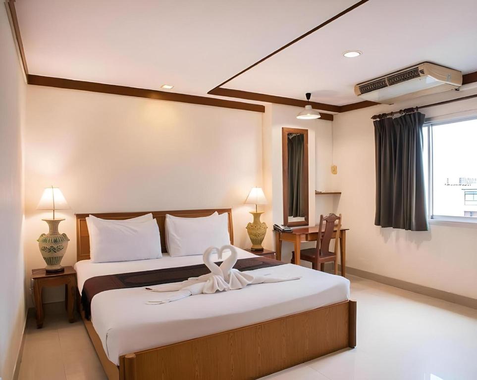 Postel nebo postele na pokoji v ubytování Collection O Howard Square Boutique Hotel