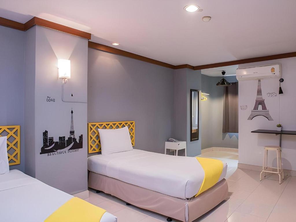 Postel nebo postele na pokoji v ubytování Collection O Howard Square Boutique Hotel