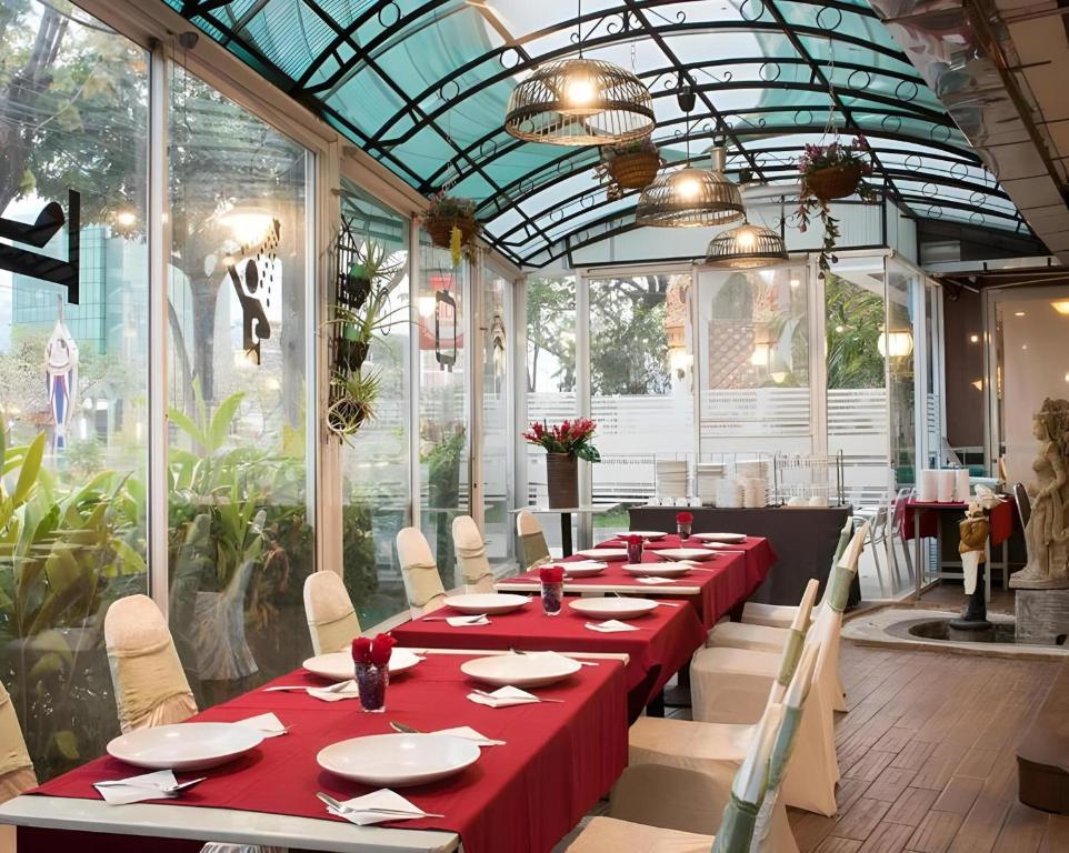 Restaurace v ubytování Collection O Howard Square Boutique Hotel