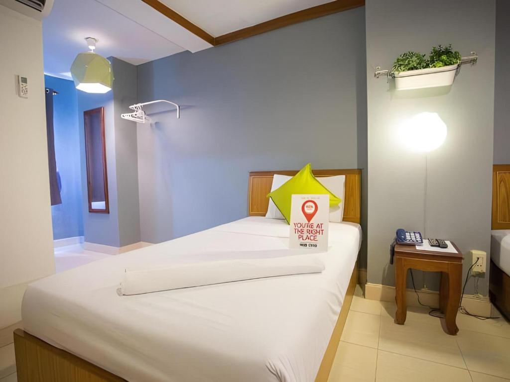 Postel nebo postele na pokoji v ubytování Collection O Howard Square Boutique Hotel