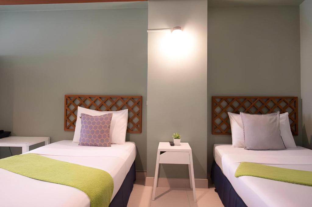 Postel nebo postele na pokoji v ubytování Collection O Howard Square Boutique Hotel