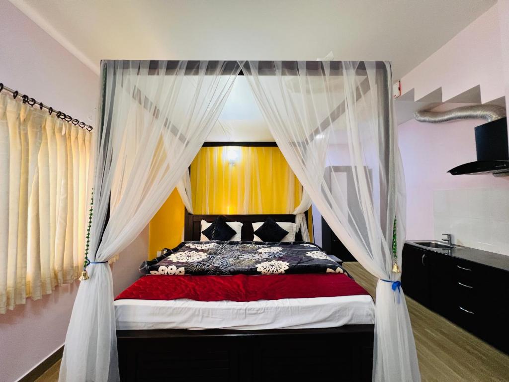 Postel nebo postele na pokoji v ubytování Chennai Grand Residency
