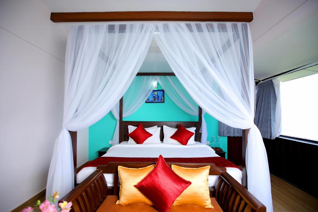 Postel nebo postele na pokoji v ubytování Chennai Grand Residency