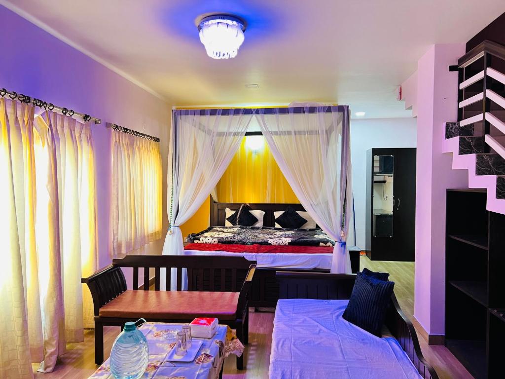 Postel nebo postele na pokoji v ubytování Chennai Grand Residency