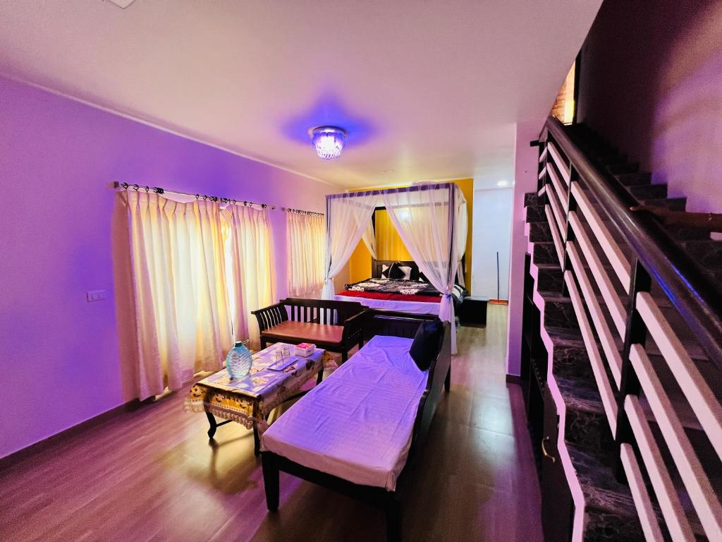 Postel nebo postele na pokoji v ubytování Chennai Grand Residency