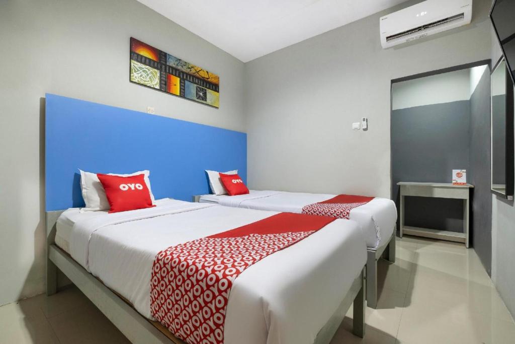Postel nebo postele na pokoji v ubytování Hotel O Prambanan Near Prambanan Temple