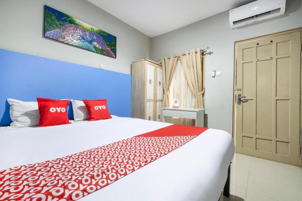 Postel nebo postele na pokoji v ubytování Hotel O Prambanan Near Prambanan Temple