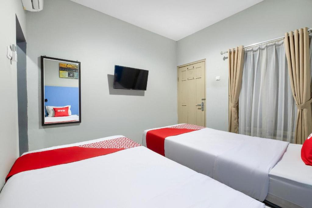 Postel nebo postele na pokoji v ubytování Hotel O Prambanan Near Prambanan Temple