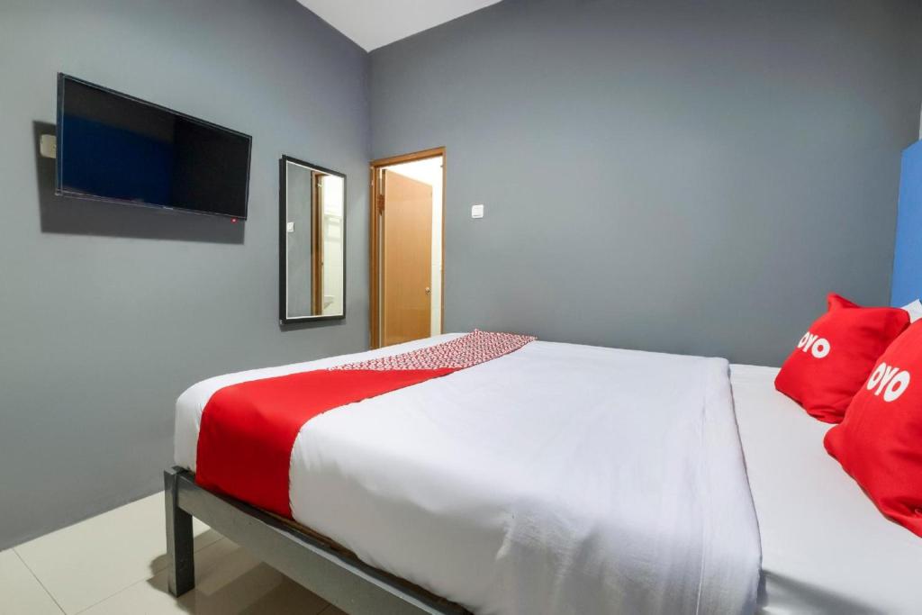 Postel nebo postele na pokoji v ubytování Hotel O Prambanan Near Prambanan Temple
