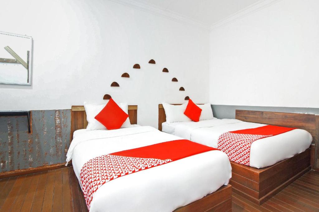 Postel nebo postele na pokoji v ubytování OYO 210 Hotel Five 2