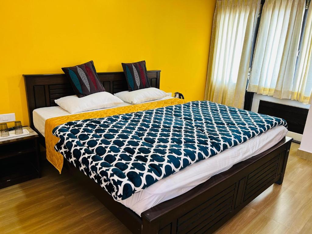 Postel nebo postele na pokoji v ubytování Chennai Grand Residency