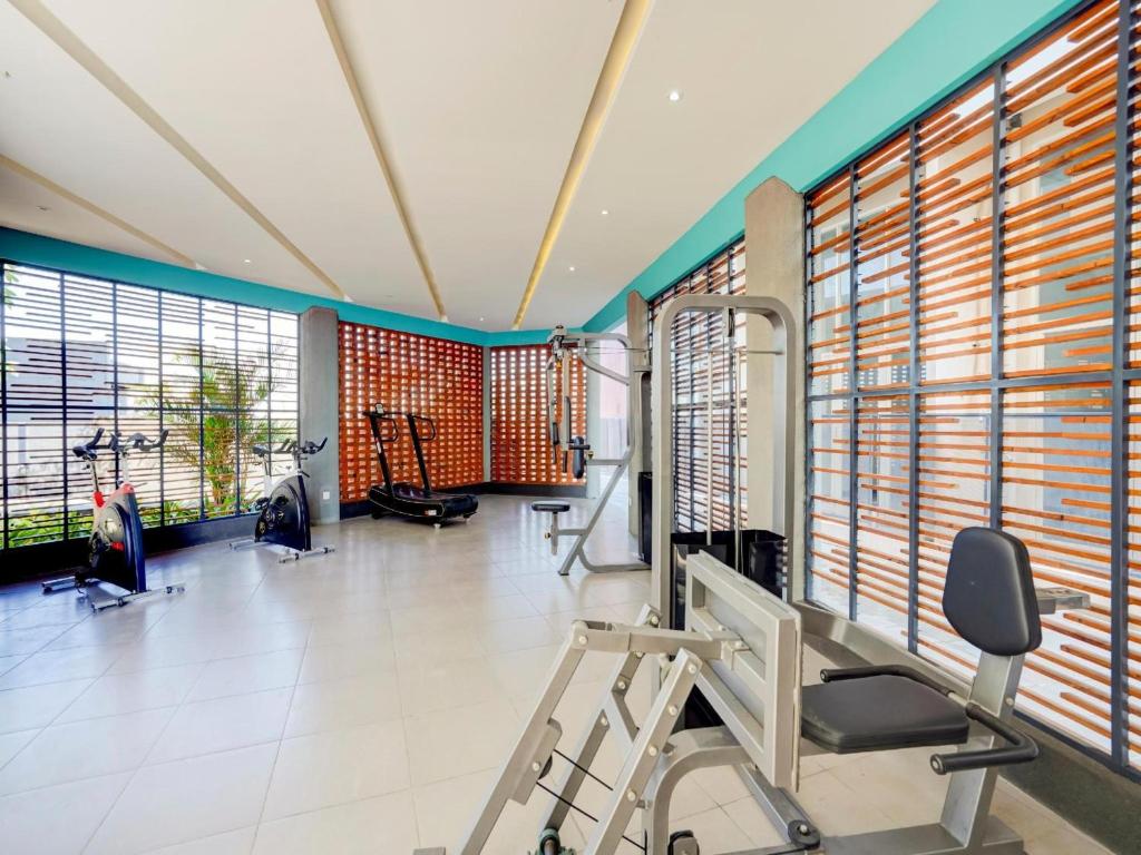 Fitness centrum a/nebo fitness zařízení v ubytování SUPER OYO Collection O 30 Amega Crown Sub