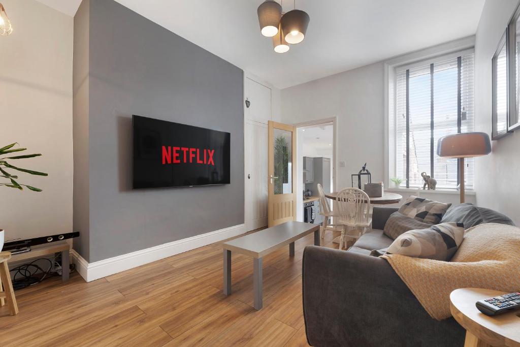 TV a/nebo společenská místnost v ubytování New! 2BR in Biddlestone road