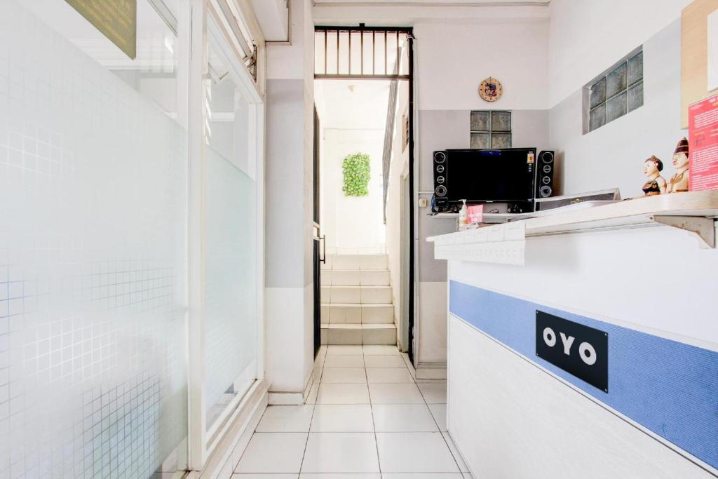 Kuchyň nebo kuchyňský kout v ubytování Hotel O Wisma Arya 2