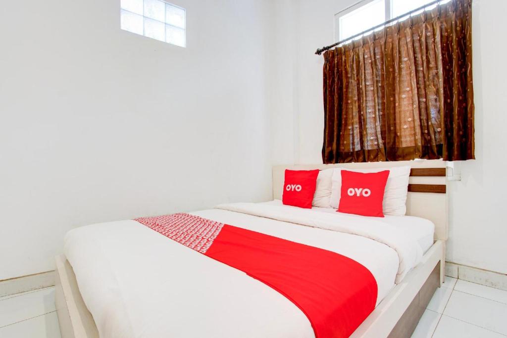 Postel nebo postele na pokoji v ubytování Hotel O Wisma Arya 2
