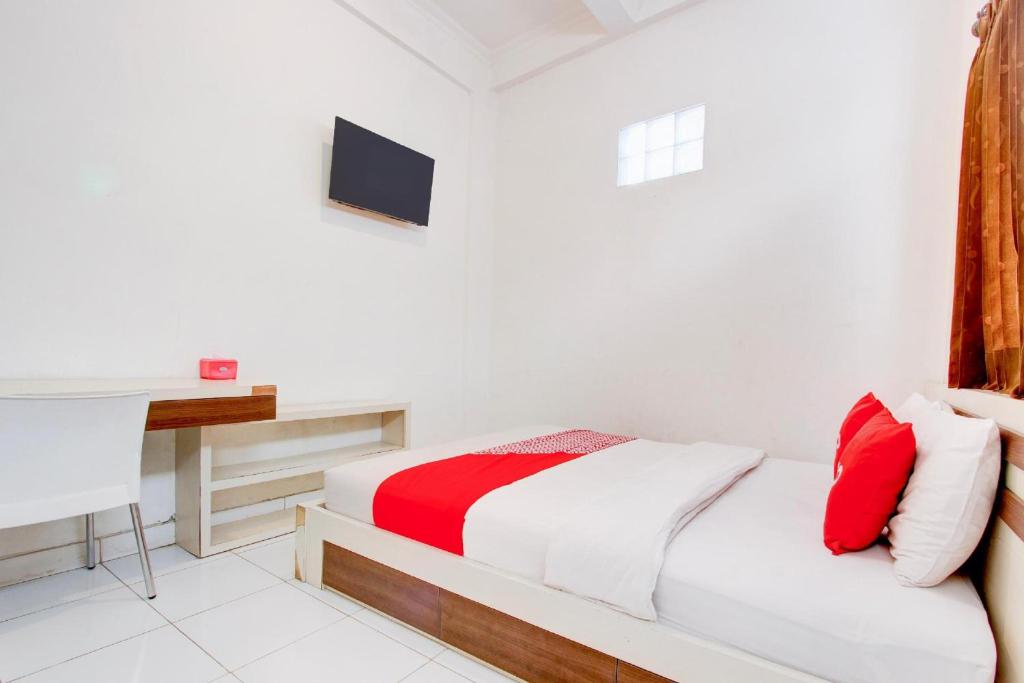 Postel nebo postele na pokoji v ubytování Hotel O Wisma Arya 2