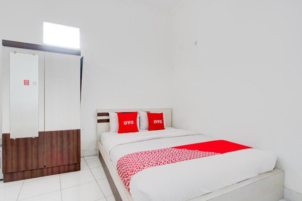 Postel nebo postele na pokoji v ubytování Hotel O Wisma Arya 2