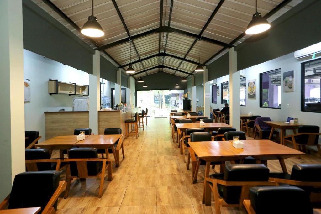 Restaurace v ubytování Super OYO Townhouse OAK Hotel Fiducia Pondok Gede