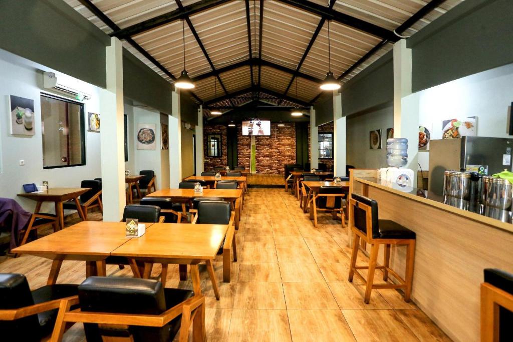 Restaurace v ubytování Super OYO Townhouse OAK Hotel Fiducia Pondok Gede