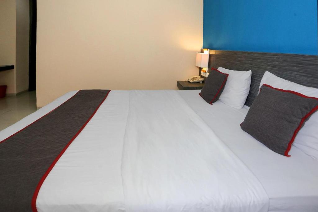 Postel nebo postele na pokoji v ubytování Super OYO Townhouse OAK Hotel Fiducia Pondok Gede