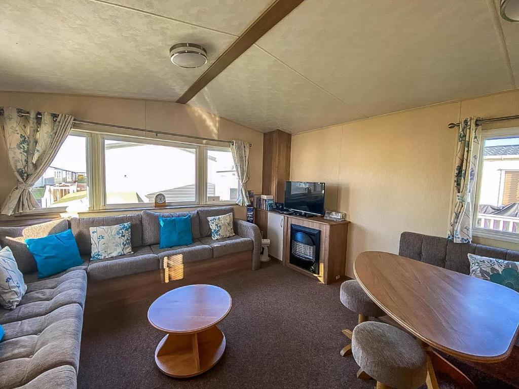 Posezení v ubytování Homely 8 Berth Caravan With Side Decking And Ramp Access In Kent, Ref 47018H