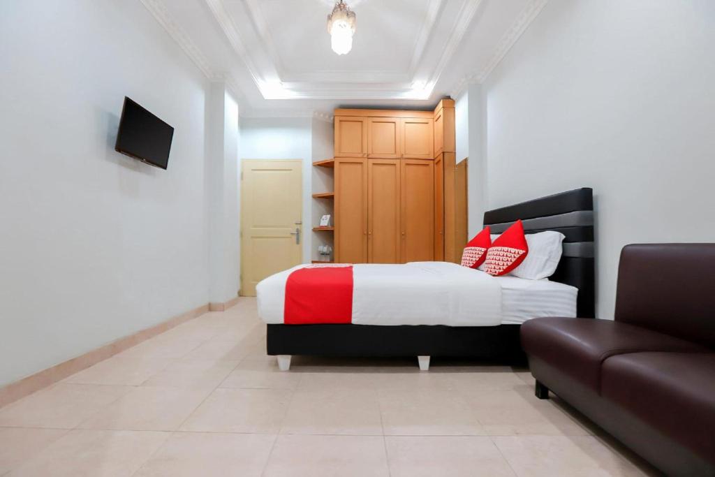 Postel nebo postele na pokoji v ubytování Collection O Mangga Besar Near Lokasari Square Formerly 45 Residence