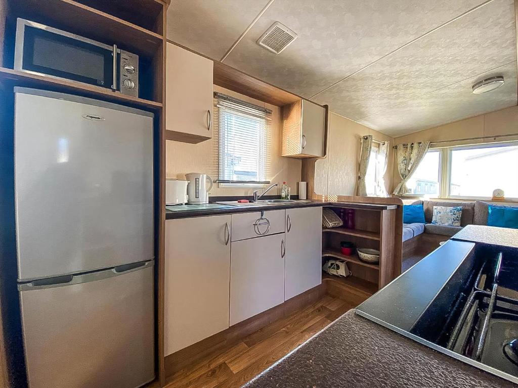 Kuchyň nebo kuchyňský kout v ubytování Homely 8 Berth Caravan With Side Decking And Ramp Access In Kent, Ref 47018H