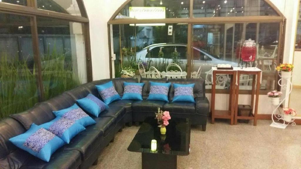 Super OYO 1096 Winner Inn Hotel - Resim 22
