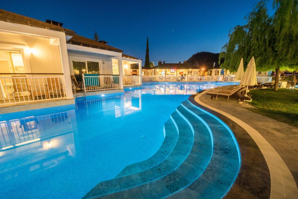 Bazén v ubytování Mozaik Hotel nebo v jeho okolí