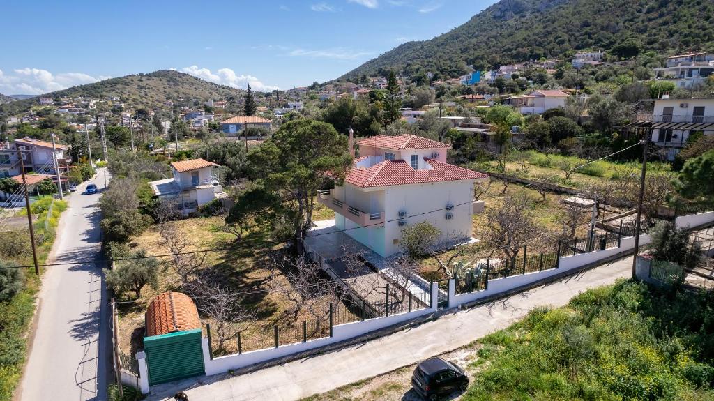een huis op een weg met een berg op de achtergrond bij Xeno Bayview Apartment Salamina in Salamis