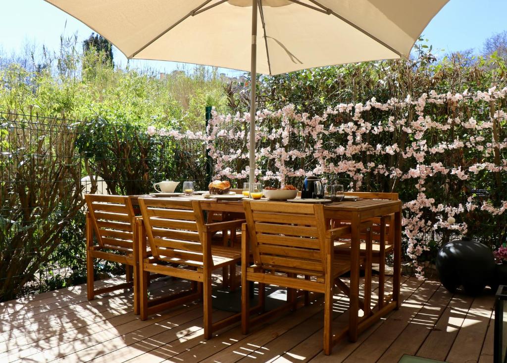 - une table et des chaises sous un parasol sur la terrasse dans l'établissement Sublime apt St Tropez 3 bedrooms Pool, à Saint-Tropez