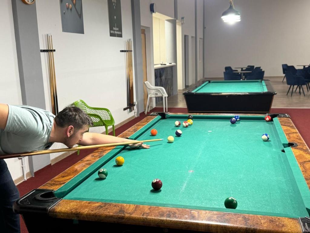 Biliár nebo kulečník v ubytování Hotel Demokracia
