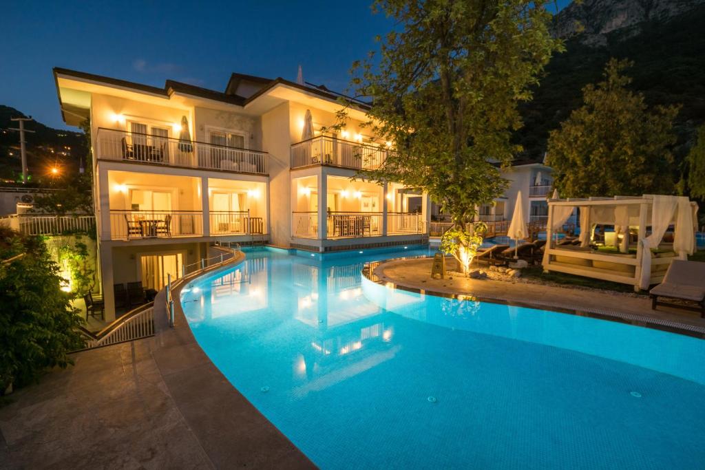 Bazén v ubytování Mozaik Hotel nebo v jeho okolí