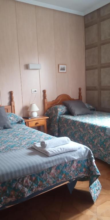 Cama o camas de una habitación en Hostal La Collada de Aralla