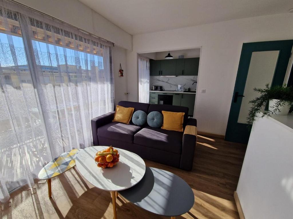 un salon avec un canapé et une table dans l'établissement Chez Stella - Proche Mer, à Nice