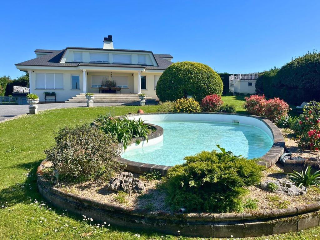 a house with a swimming pool in the yard at Apartamentos Melgarden - Las Encinas in Somo