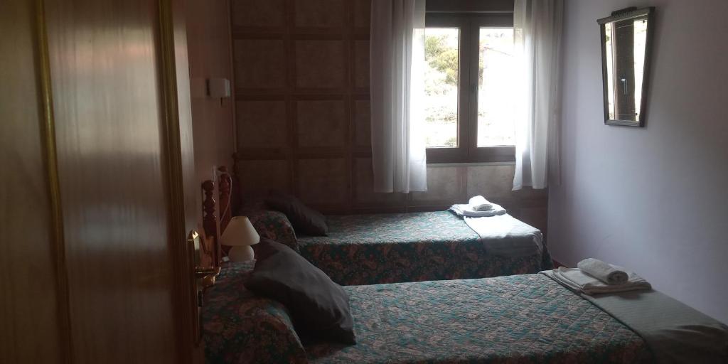 Cama o camas de una habitación en Hostal La Collada de Aralla