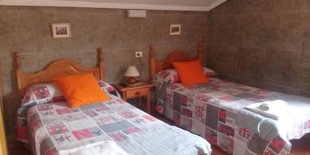 Cama o camas de una habitación en Hostal La Collada de Aralla