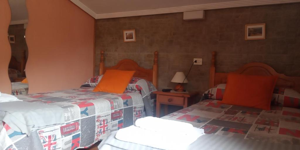 Cama o camas de una habitación en Hostal La Collada de Aralla