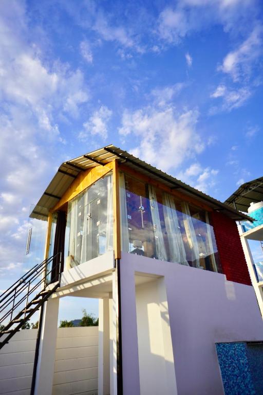 Balkón nebo terasa v ubytování Jim & Holmes Resort & Luxury Residences in Jim Corbett National Park