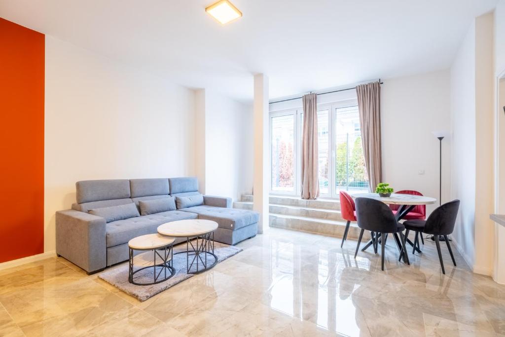 una sala de estar con un sofá y una mesa en Pine Living, en Múnich
