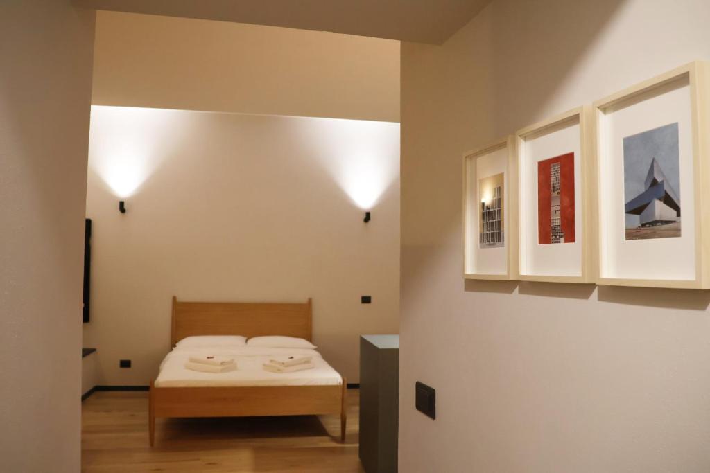 una piccola camera con letto e tavolo di Luxury Design-Cattedrale di San Lorenzo a Genova