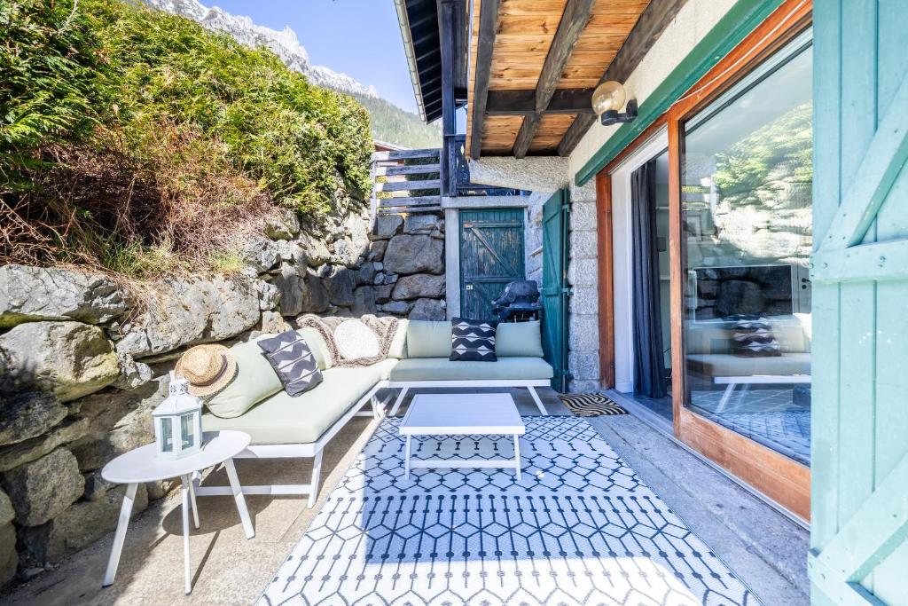 d'une terrasse avec un canapé et une table. dans l'établissement Spacieux 6pax 3ch Vue MtBlanc Central Parking, à Chamonix-Mont-Blanc