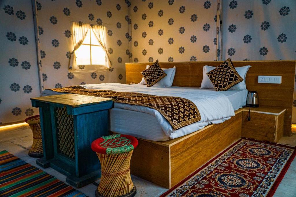 une chambre avec un grand lit dans une pièce dans l'établissement Abu Safari, à Sām