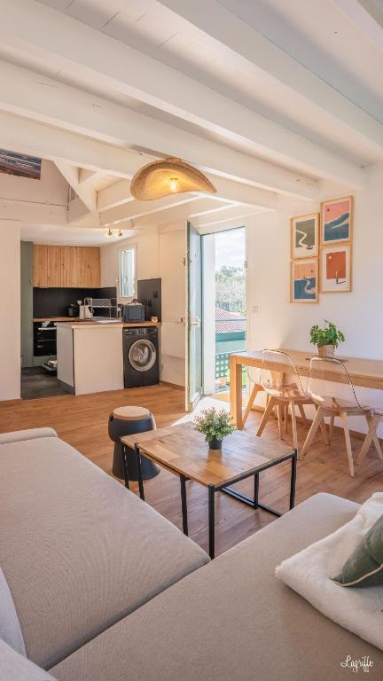 un salon avec un canapé et une table dans l'établissement Magnifique appart à 5 min des plages et commerces, à Moliets-et-Maa