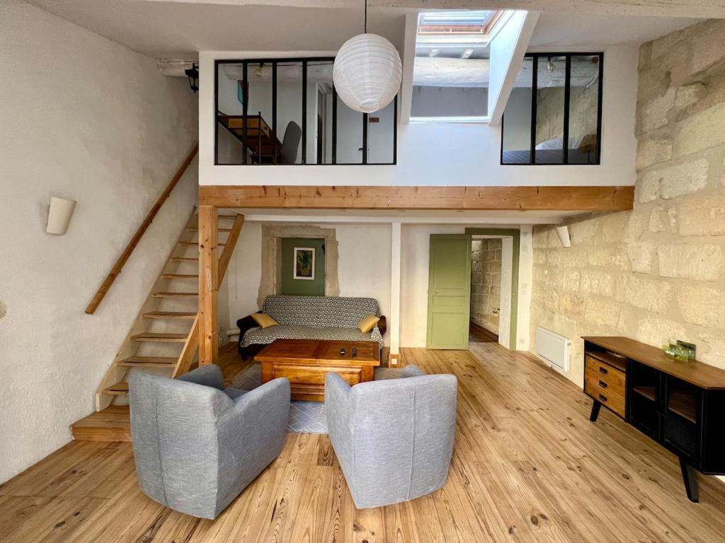 un salon avec un canapé et une table dans l'établissement Casa Berlioz, à Montpellier