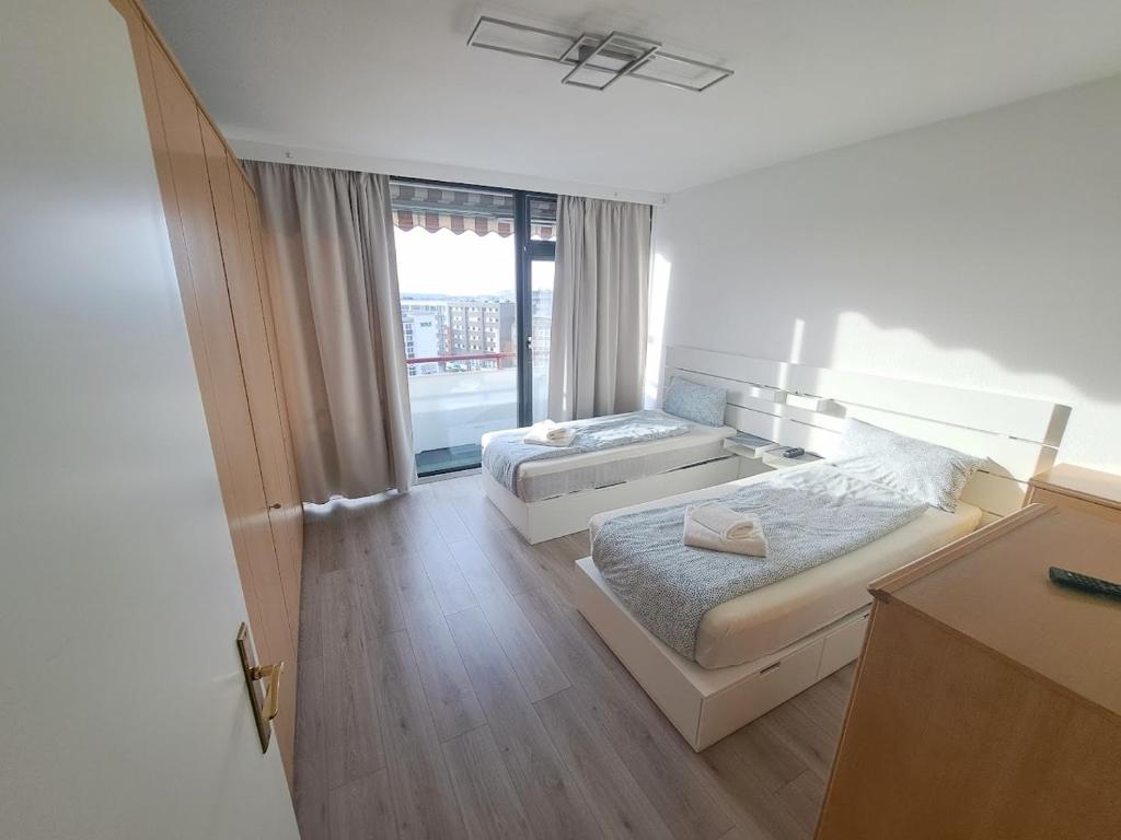 ミュルハイム・アン・デア・ルールにあるApartment with Balcony in Mülheim an der Ruhrのベッド2台と窓のある寝室