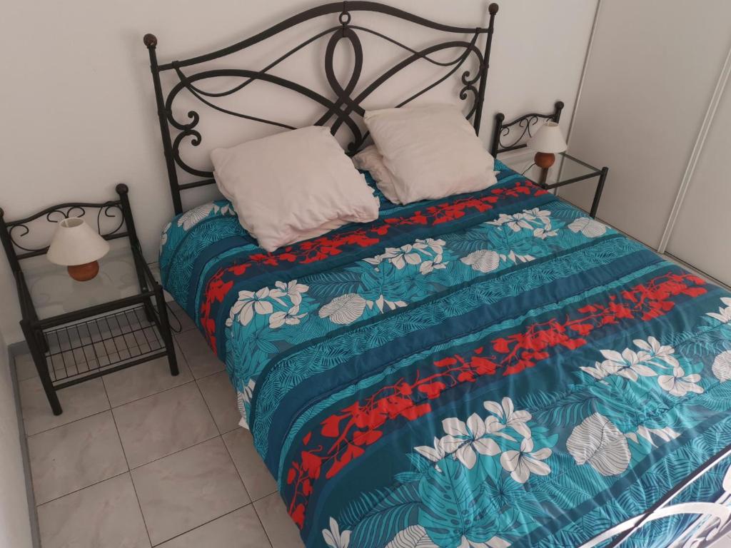 Posteľ alebo postele v izbe v ubytovaní Fréjus le Césarée location de vacances Parking Piscine Terrasse Wifi