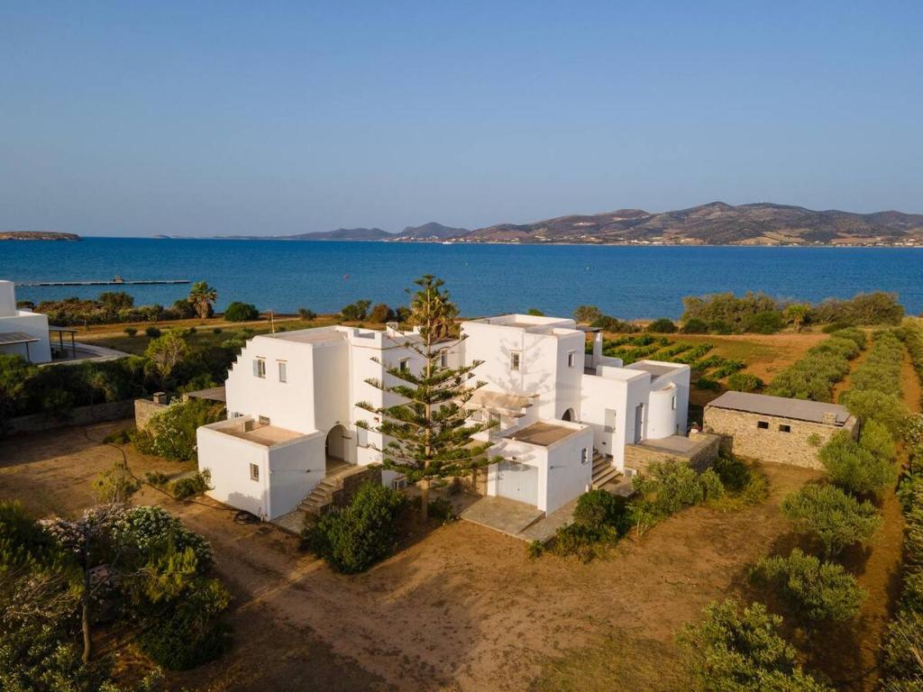 una vista aérea de una casa blanca junto al agua en Cycladic home in Kampos by GHH, en Kampos